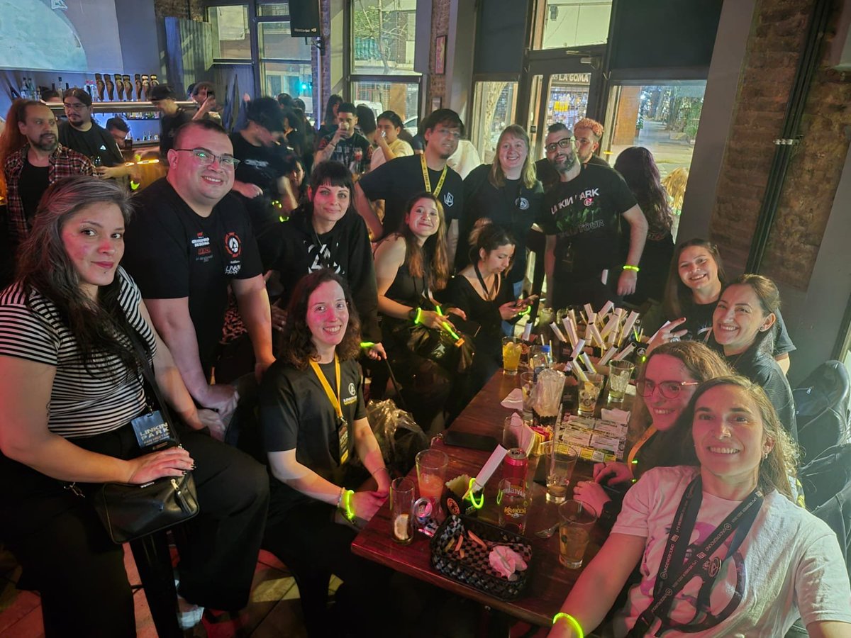 paulaafuchs's tweet photo. @linkinpark @LinkinParkArg Fans in Argentina reunited for the pre premiere party  💛
@heydudeimadam @lorenzoerr https://t.co/5aeT9nNFEl