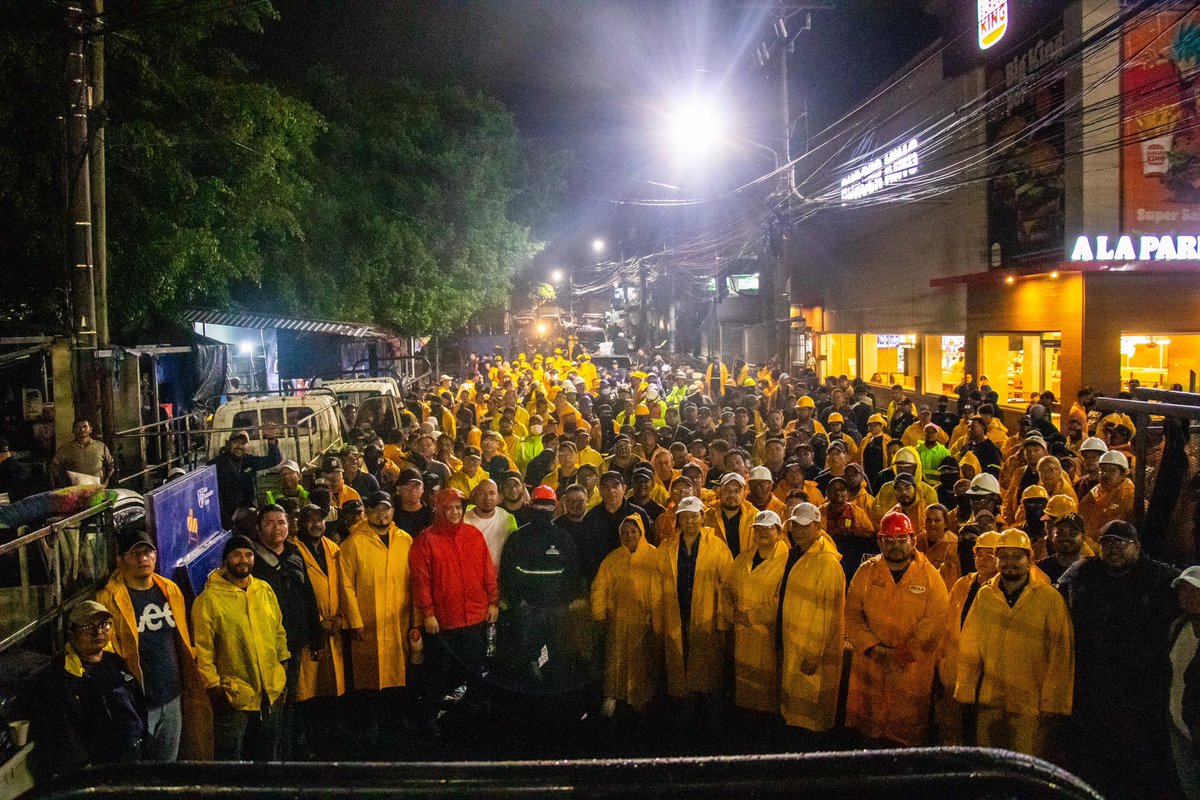 AlcaldiaSSE's tweet photo. 🚧 🫡 ¡Esta noche, Soyapango da un paso firme hacia la recuperación de sus vías públicas!

Nuestros equipos municipales se encuentran preparados para poner en marcha la primera fase de nuestro gran Proyecto de Revitalización de Calles, Aceras y Espacios públicos. https://t.co/asEY21jXMm