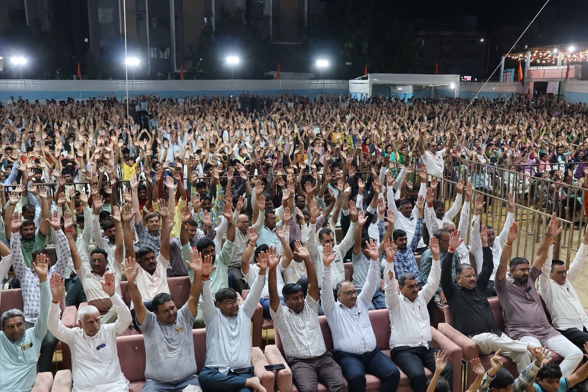 HardikPatel_'s tweet photo. मेरी युवा टीम द्वारा लगातार पाँचवें वर्ष आयोजित भव्य गणेश महोत्सव के छठे दिन सुप्रसिद्ध वक्ता श्री संजयभाई रावल का ‘भयमुक्त जीवन’ विषय पर प्रेरणादायी वक्तव्य आयोजित किया गया।

इस अवसर पर विरमगाम शहर एवं आसपास के क्षेत्रों से बड़ी संख्या में लोग उपस्थित रहे और श्री संजयभाई रावल के विचारपूर्ण एवं प्रेरणादायी वक्तव्य का लाभ लिया।

श्री संजयभाई रावल ने अपने वक्तव्य में जीवन में मौजूद भय को दूर कर सकारात्मक सोच, आत्मविश्वास और साहस के साथ आगे बढ़ने के लिए प्रेरणादायी मार्गदर्शन दिया। उन्होंने जीवन में आने वाली कठिनाइयों का सामना हिम्मत और आत्मविश्वास के साथ करने का संदेश दिया।