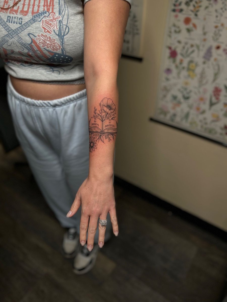 BurnedHeartsTat's tweet photo. Getting inked with a new chapter" 📚💉
This tattoo was done by tattoo artist Tessa (@tattoosbytessa) at Burned Hearts Tattoo in Columbus, Ohio.
#tessatattoo #blackgraytattoo #blacktattoo #graytattoo #forearmtattoo #finelinetattoo #finetattoo #linetattoo #bookstattoo #tattoo #tatt https://t.co/qKSMWEn1px