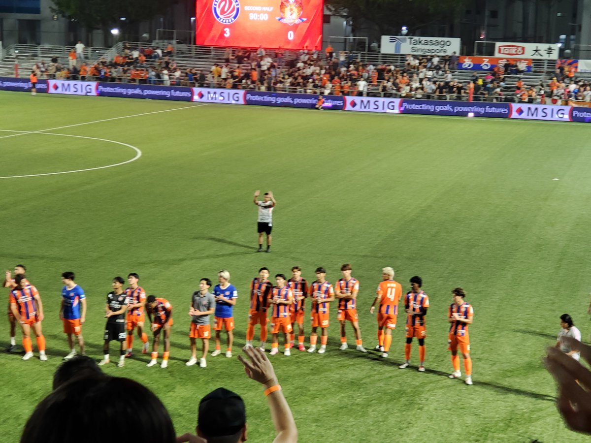 renaissank's tweet photo. 試合はほぼFCJurongのペースで後半途中から「ホンダーーー！」と出場を待ちきれない声(笑)ピッチに出てくると私の周りは(周辺以外も恐らく)総立ちで歓声と拍手👏パスがホンマピカ一✨隣で夫も唸っておりました✨ #SOLTISTAシンガポール遠征 #シンガポールプレミアリーグ https://t.co/MQrogTSQzm