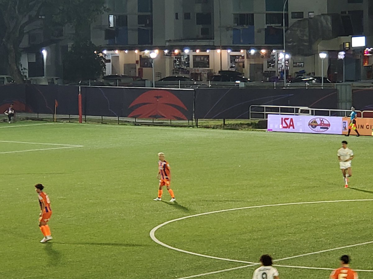 renaissank's tweet photo. 試合はほぼFCJurongのペースで後半途中から「ホンダーーー！」と出場を待ちきれない声(笑)ピッチに出てくると私の周りは(周辺以外も恐らく)総立ちで歓声と拍手👏パスがホンマピカ一✨隣で夫も唸っておりました✨ #SOLTISTAシンガポール遠征 #シンガポールプレミアリーグ https://t.co/MQrogTSQzm