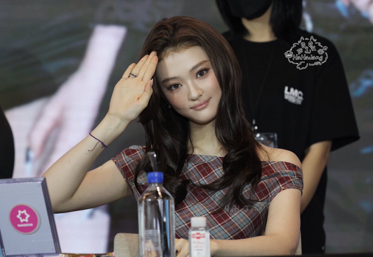 HaHaJang_103's tweet photo. 260919 Bangkok Fansign

네가 보고 싶다길래 왔지 🐱

#MEOVV #미야오 #ELLA #엘라 https://t.co/vi4CIuuqE2