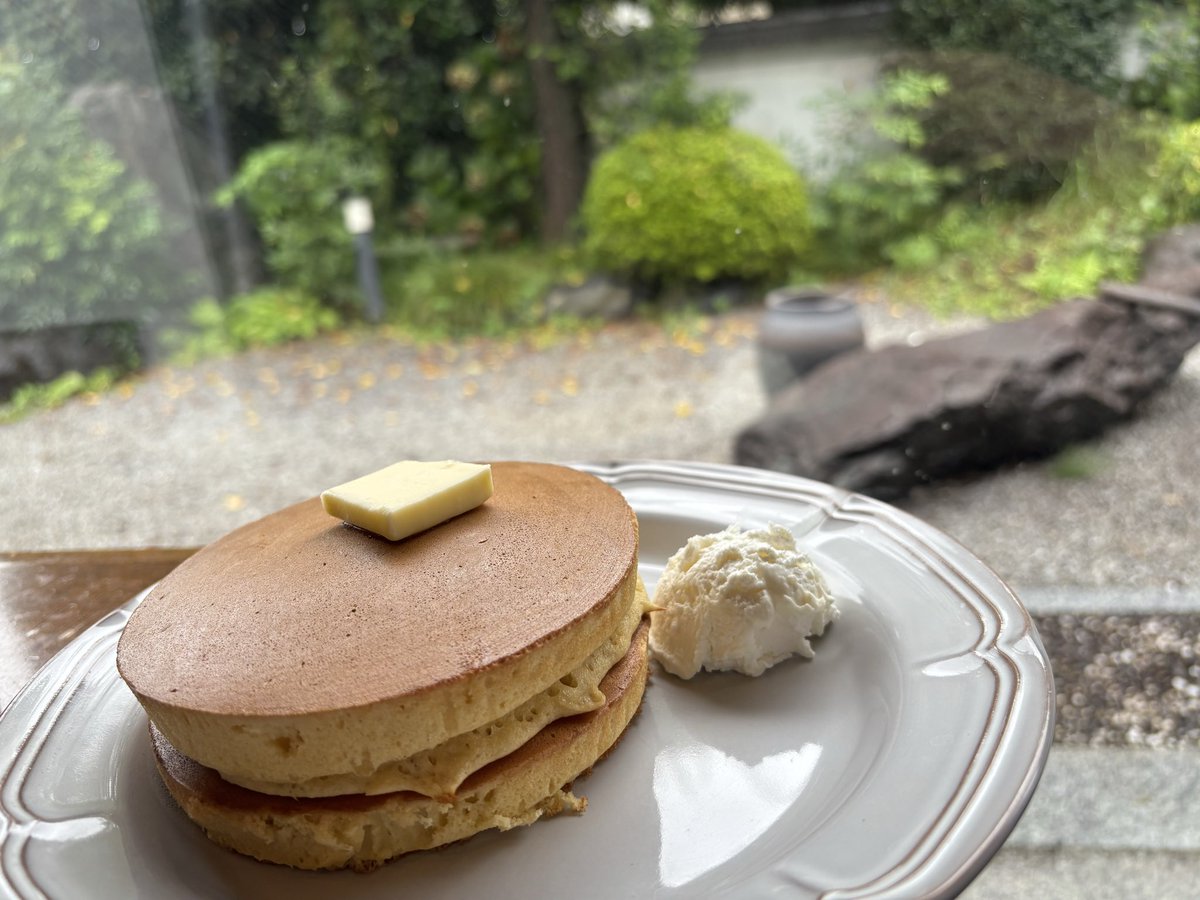 haido96's tweet photo. 連休の初日に免許更新しに行った私はえらいのでホットケーキ食べても良いのです🥞
お庭の見える窓際のお席に座れて大変良かった☺️✨ https://t.co/qxMh3rMgOH