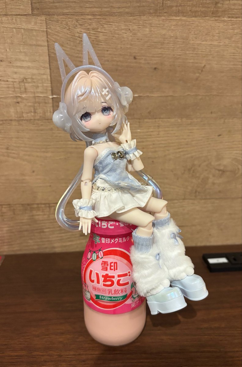587sleep's tweet photo. チスちゃん📐と雪印いちご🍓 https://t.co/RfnLbM8lHX