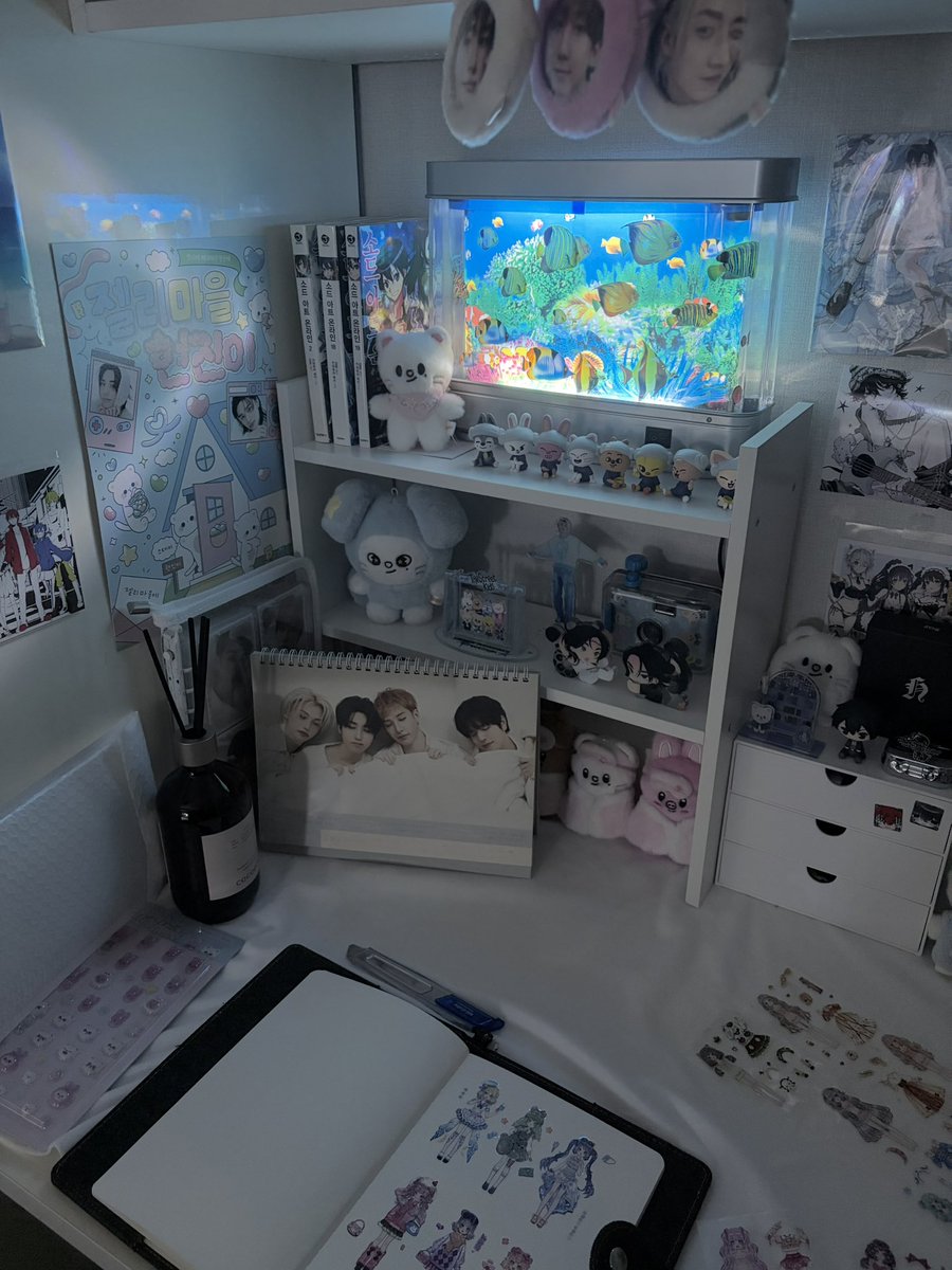 1007kir's tweet photo. 선반 하나 사서 정리함 휴 https://t.co/YnS2nVf7dP