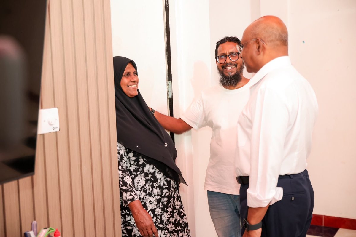 SupporterShahid's tweet photo. ރިޔާސީ ޕްރައިމަރީގެ ކެމްޕޭނަށް އޮނަރަބަލް އަބްދުﷲ ޝާހިދު ކ. ގުރައިދޫއަށް ކުރެއްވި ދަތުރުފުޅުގެ ތެރެއިން. ގުރައިދޫ ރައްޔިތުންނާ ލިބިގެންދިޔަ ޔަގީން ކަމަކީ ޝާހިދުގެ ވެރިކަމެއްގައި ގައުމުގެ އިގްތިސާދު ރަނގަޅުވެ، ރައްޔިތުން މިތިބަ ހާލުން އަރައިގަނެވޭނެކަން. ޝާހިދުގެ އެ ވިސްނުމާއި ގާބިލުކަން އެބަހުރިކަން. 
@abdulla_shahid
#Shahid2028
#FudhuntheriDhivehiRaajje