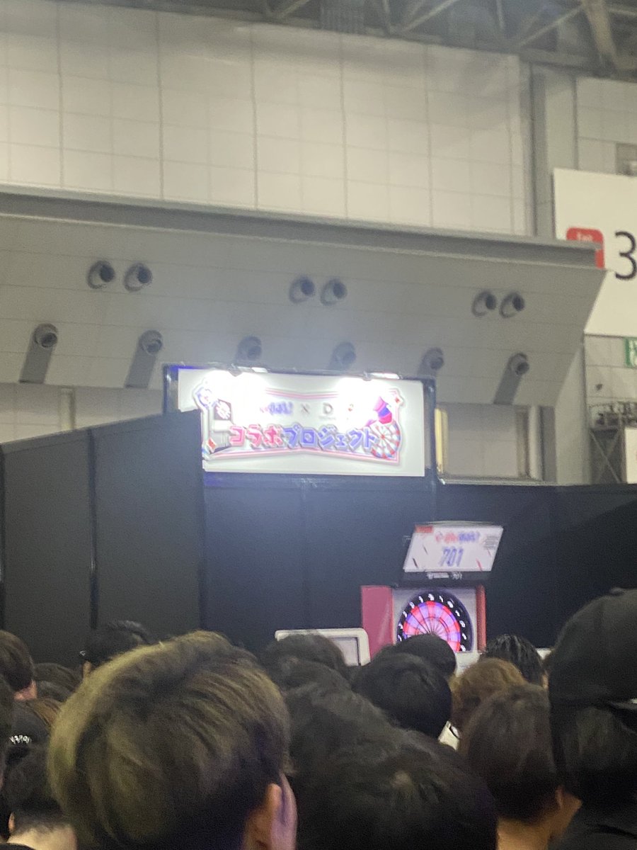 sho04014's tweet photo. ぶいすぽブース人多い、、、 https://t.co/iYHcOBITQz