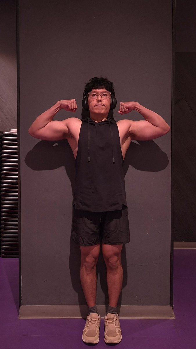 vudannotshy's tweet photo. Hehehe, flexing arms 💪😩 https://t.co/qP966laLqX
