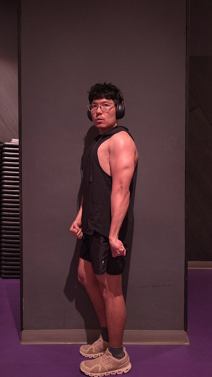 vudannotshy's tweet photo. Hehehe, flexing arms 💪😩 https://t.co/qP966laLqX