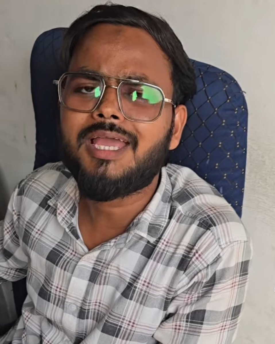 premkumarcbn01's tweet photo. तस्वीर में दिख रहे युवक की दुकान पर एक ग्राहक 5 हजार रुपए निकलवाने आता हैं,

लेकिन ये 5 की जगह 10 हजार उसके अकाउंट से निकाल लेता हैं, और उसे 5 हजार दे देता हैं।

जब वो घर जाकर मोबाइल देखता है तो 10 हजार का मैसेज आया हुआ हैं।

दोबारा दुकान पर जाता हैं तो ये उससे बहस करने लगता हैं, और कहता हैं कि मुझे क्या पता तुमने कही और से निकाला होगा,

जब ग्राहक कहता हैं कि वीडियो बन रही हैं, अभी पुलिस को बुला रहा हूं,

तब इसकी फट जाती हैं और कहता हैं कि वीडियो वायरल मत करना मैं पैसे दे रहा हूं , गलती से 5 की जगह 10 हजार हो गया था।

ये लोग गांव के अनपढ़ लोगों को ऐसे ही चुना लगाते हैं।