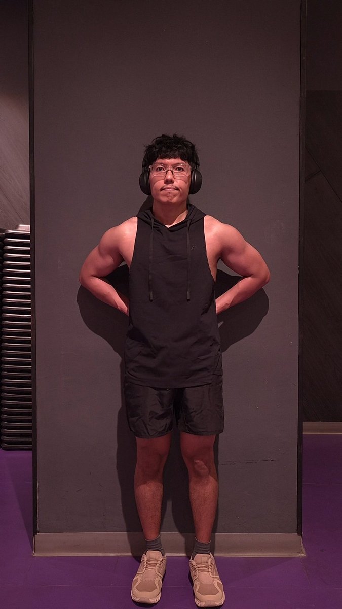 vudannotshy's tweet photo. Hehehe, flexing arms 💪😩 https://t.co/qP966laLqX