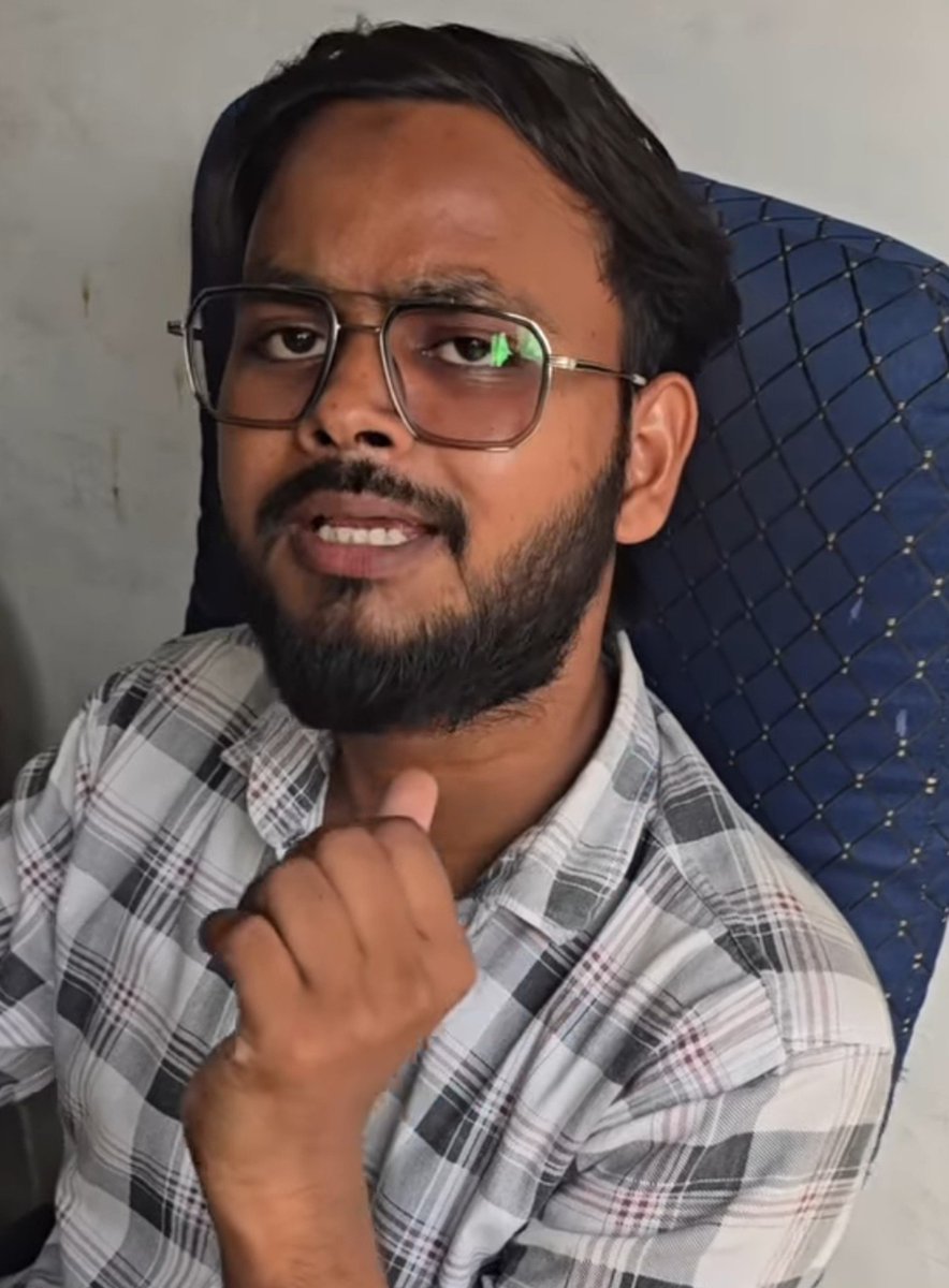 premkumarcbn01's tweet photo. तस्वीर में दिख रहे युवक की दुकान पर एक ग्राहक 5 हजार रुपए निकलवाने आता हैं,

लेकिन ये 5 की जगह 10 हजार उसके अकाउंट से निकाल लेता हैं, और उसे 5 हजार दे देता हैं।

जब वो घर जाकर मोबाइल देखता है तो 10 हजार का मैसेज आया हुआ हैं।

दोबारा दुकान पर जाता हैं तो ये उससे बहस करने लगता हैं, और कहता हैं कि मुझे क्या पता तुमने कही और से निकाला होगा,

जब ग्राहक कहता हैं कि वीडियो बन रही हैं, अभी पुलिस को बुला रहा हूं,

तब इसकी फट जाती हैं और कहता हैं कि वीडियो वायरल मत करना मैं पैसे दे रहा हूं , गलती से 5 की जगह 10 हजार हो गया था।

ये लोग गांव के अनपढ़ लोगों को ऐसे ही चुना लगाते हैं।