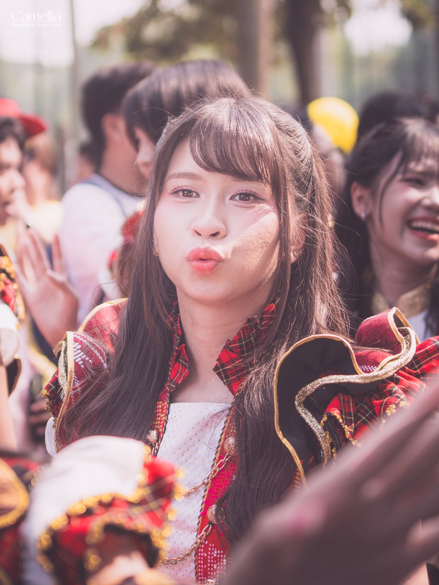 Camellia2602's tweet photo. Eh haii👋

@F_OllaJKT48
Shooting Single ke-28 "Ayo Senyumlah" - 20.09.26   
#収められた満開 #OlaliOnStage https://t.co/dGh0NNxWEz