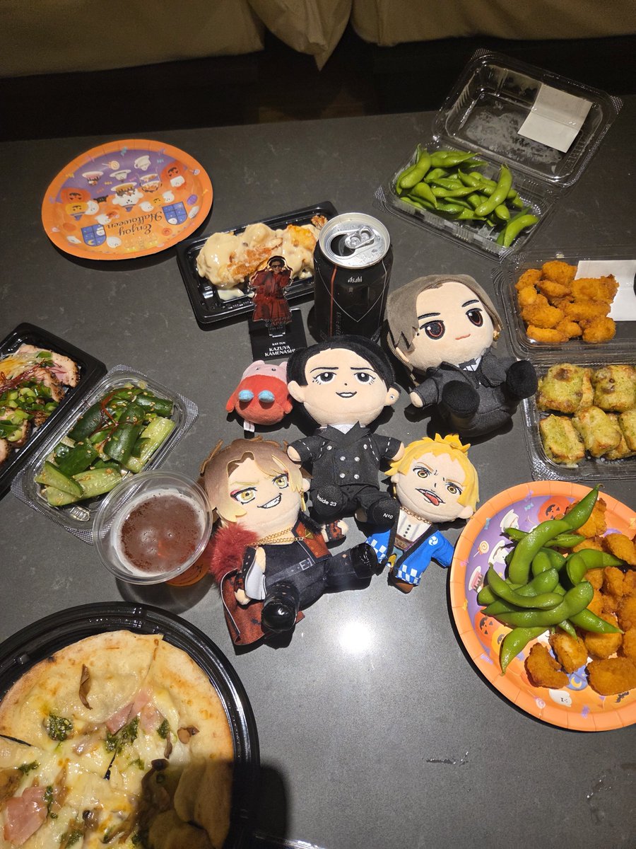 shirocking's tweet photo. 昨日はながーいライブの後、我が妹のマンションのレンタルルームにて、打ち上げ。ぬいちゃん勢揃い。そしてロバ丸真ん中バースデーなので青いサワーでお祝いも。今日は冷麺狙ってるヤンぬいで遊んでるww https://t.co/v4gu3Hgiqa