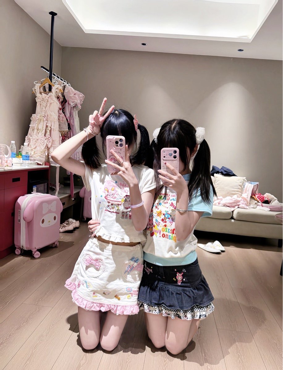 gurik0's tweet photo. 新鲜出炉！！！新鲜出炉！！！

有谁想要锐评一下我和闺蜜的福吗？

没有🚪，来就给，看完我就删了。 https://t.co/XwdsiCqATT