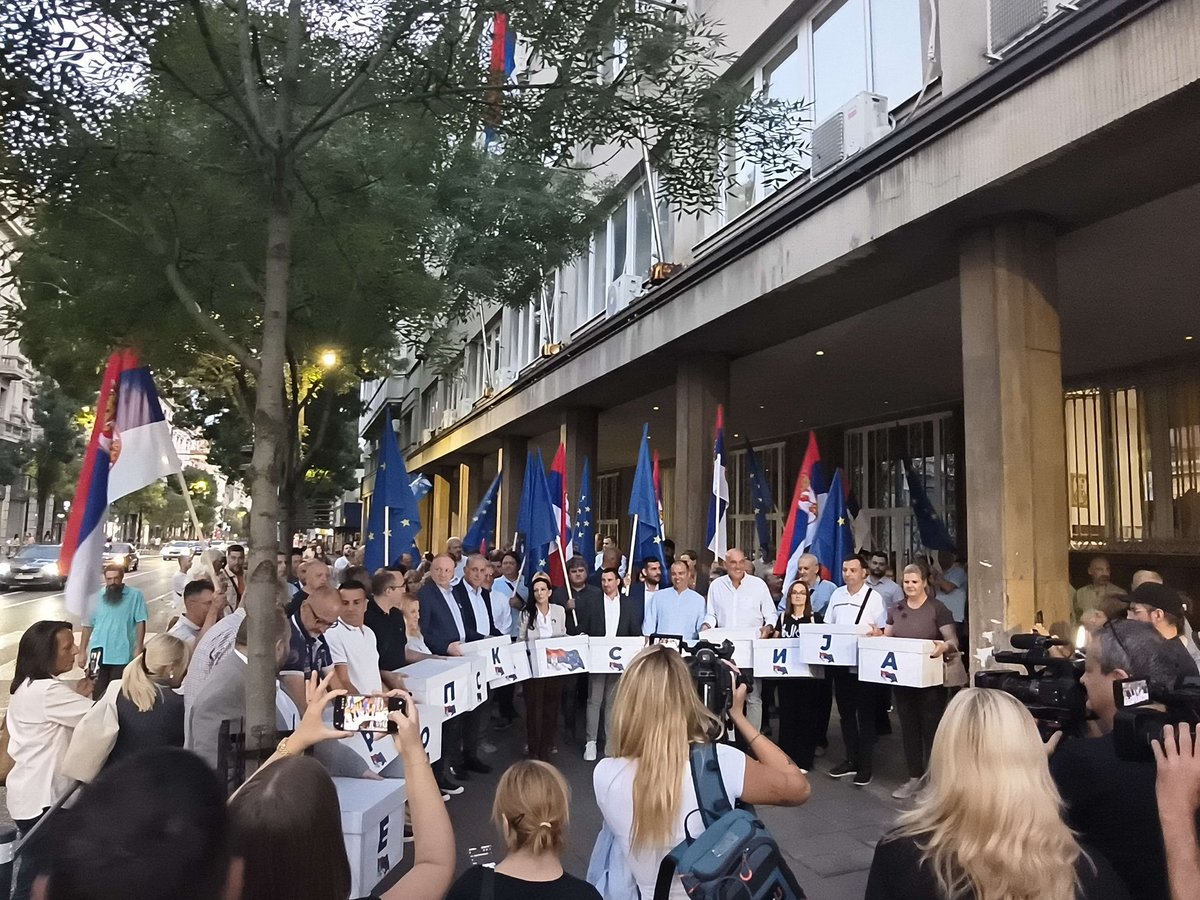 IgorMitrovic100's tweet photo. Juče je predata lista za Evropsku Srbiju.
Sad imamo 8 identičnih KGB-DB-klero-naci lista i ovu jednu koja je makar deklarativno za EU, demokratiju i za 21. vek. 
Moj glas ide njima. https://t.co/ZbKVYyK0J4