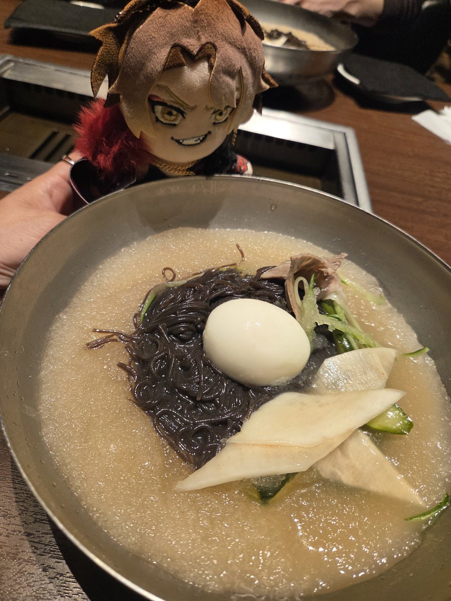 shirocking's tweet photo. 昨日はながーいライブの後、我が妹のマンションのレンタルルームにて、打ち上げ。ぬいちゃん勢揃い。そしてロバ丸真ん中バースデーなので青いサワーでお祝いも。今日は冷麺狙ってるヤンぬいで遊んでるww https://t.co/v4gu3Hgiqa