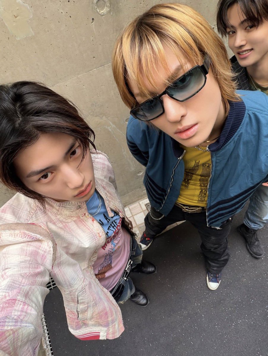 jjuology's tweet photo. When u have a friend https://t.co/Hq5SlWbZr2