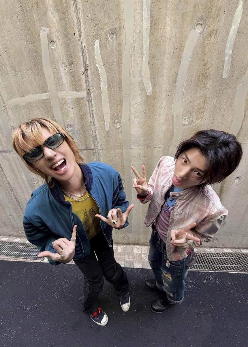 jjuology's tweet photo. When u have a friend https://t.co/Hq5SlWbZr2