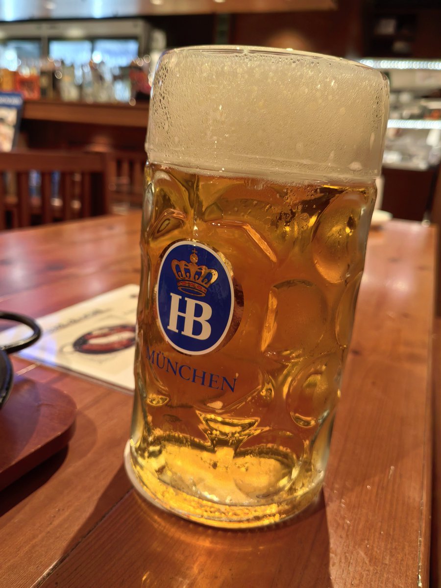 nh787's tweet photo. 豊洲のオクトーバーフェストが中止になってしまったので、新宿のホフブロイ・ハウスに逃げ込む(´･ω･):;*.':;オクトーバーフェストの雰囲気含めてのドイツビールだから残念や https://t.co/d1b22Dr8fn