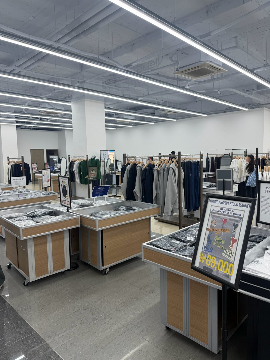 聖水駅4番出口出てすぐの所でミドル価格系ブランドのセールやってた‼️‼️アミパリのカーディガン約12,000円、キツネのスウェット9,000円とか😭😭ㅠㅠㅠ全部公式品で50-70%オフなってた🤤 https://t.co/kCHzqK04XH