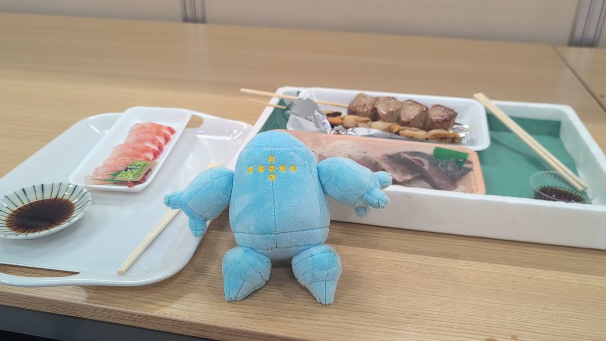 panT090's tweet photo. 金沢港で魚食べたりカモメとか見てた。
さすがに漁港だけあって昼過ぎではほぼ売り切れてたので次があれば朝から行きたい。 https://t.co/NmxCTyqn3y