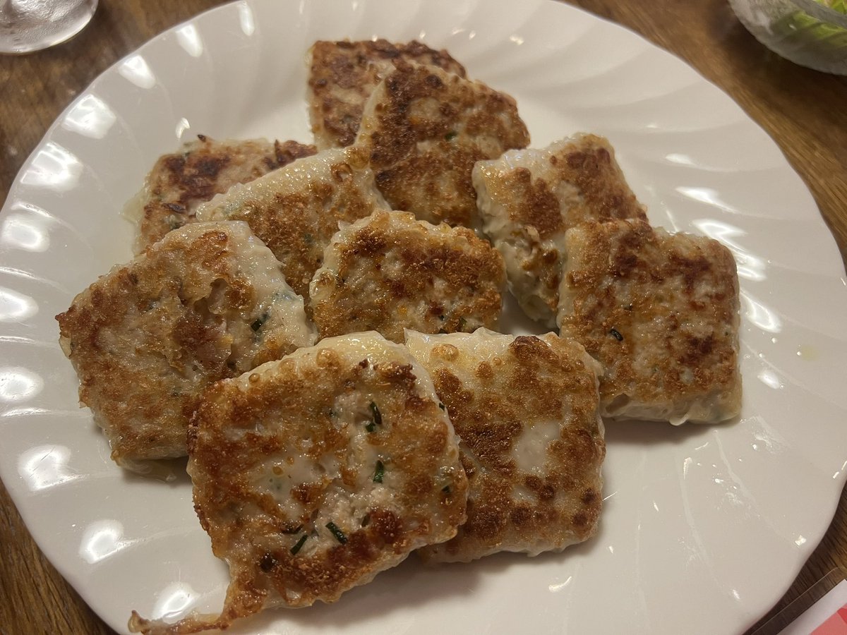 airbird512e2's tweet photo. ランチで食べた創作餃子美味しかった
餃子と焼売のいいとこどりらしい
ワンプレートランチも強キャラ(つよきゃら) https://t.co/PWpniILh3K