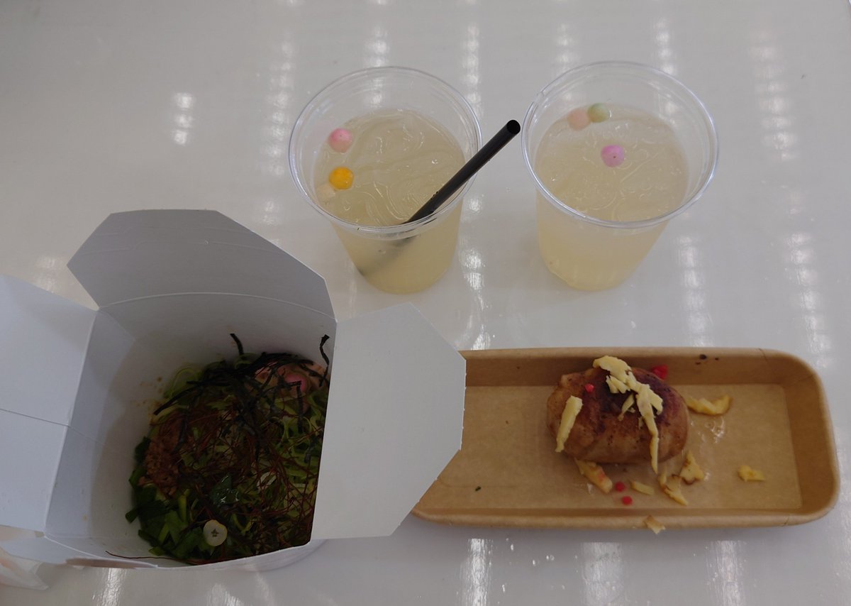 yuuma__w's tweet photo. 京まふのキャラカフェエリアで昼飯。
まぜそばと肉むすび頂きました。
ドリンクはTHEキャラのデアラ、マケイン、虹ら。
コースターも無事に順調。ひとまずは完了。 https://t.co/7CuW1rleHH