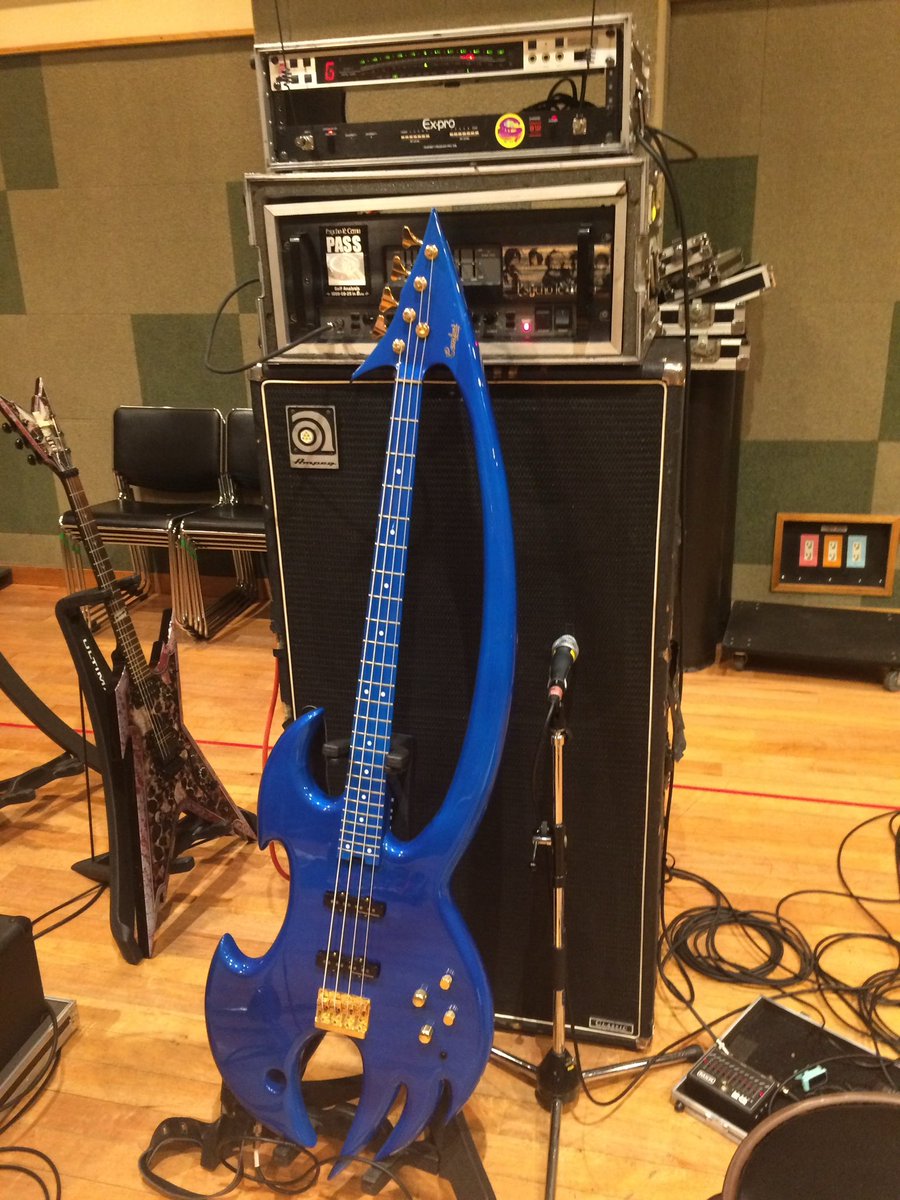 seek_bonshisya's tweet photo. 27年間使用してきたベースアンプ
ampeg
ヘッドSVT II pro
キャビSVT810-E
を手放す事にしました
思い出のいっぱい詰まった機材なので
どなたか大切にしてくださる方に無料でお譲りできたらと考えております
都内まで引き取りに来てくれる方に限ります
期限は2026/10/4まで
ご連絡お待ちしております https://t.co/1nCDwr1TPV