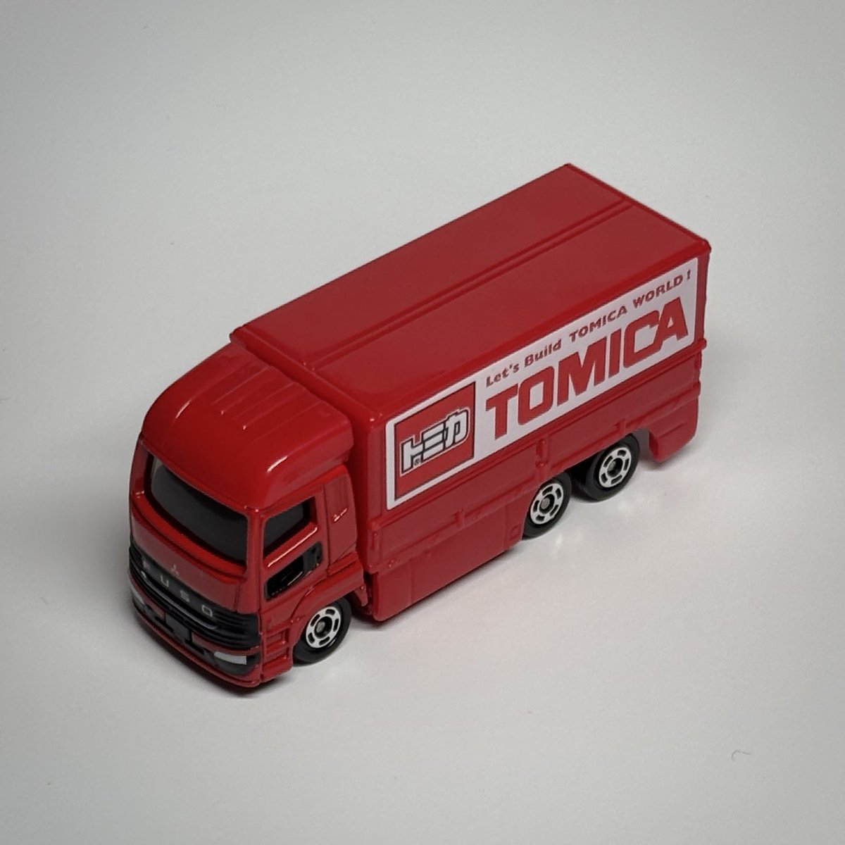 a90_minicar's tweet photo. 「今までありがとう」
そうとも受け取れる一台ではないでしょうか？

●トミカシリーズ
　No.59 三菱ふそう スーパーグレート

遠くない内に、トミカのロゴはリニューアル予定です。

見慣れたこのロゴも、もう先は長くない。
感謝と別れを告げるメッセージを感じる商品です。

#トミカ https://t.co/oNAfQS6FC8