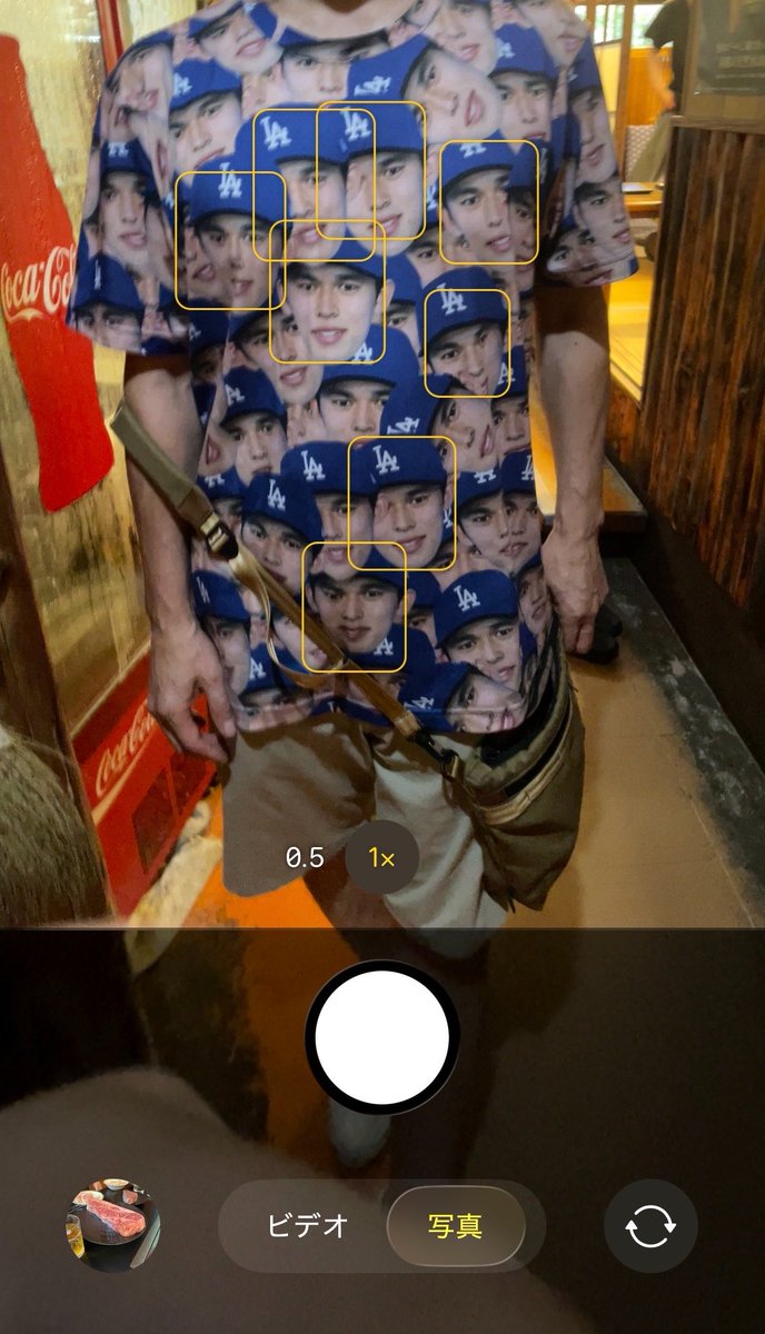 Admire_cocktail's tweet photo. この前父親に送った佐々木朗希Tシャツ、写真で撮ろうとしたら無限に顔認証し始めて怖い https://t.co/GQ2hBVmpLb