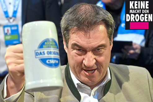 ganja_chicken's tweet photo. 🍺 Das größte Drogenfest der Welt ist eröffnet!

Und mittendrin: 🍺👑 Bierkönig Söder – kaum steht die erste Maß auf dem Tisch, ist der bayerische Ministerpräsident wieder ganz in seinem Element. 😏

🍻 O‘zapft, Söder! Der Staat sagt „Drogenprävention“ – Bayern sagt „noch a Maß!“ https://t.co/KOp9WZlauF