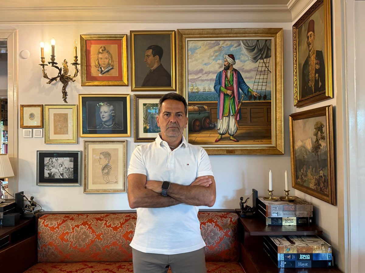 aykiri's tweet photo. Nasuh Mahruki, 63 gün kaldığı Silivri'deki yaşadıklarını anlattı.

- Aslında koğuşlar uluslararası standartlara göre yedi kişilik. Biz koğuşta 59 kişiye kadar çıktık. İçeride 48 yatak vardı, her gün yaklaşık 10 kişi mecburen yerde yatıyordu. Ben de 13 gün yerde yattım. İlk üç gün ise geçici koğuşta kaldım. Orası çok kötüydü. Üç kişilik olarak tasarlanmış yerde 25 kişi kalıyordu. 

- İlk üç günde vücudumda 256 tane tahtakurusu ısırığı saydım. Gece kimse uyuyamıyordu. Duvarlar kan lekeleriyle doluydu. Tahtakurularını gördüğünüz yerde eziyorsunuz, kan emdikleri için kırmızı iz bırakıyorlar. Bacakları ve ayakları şişen insanlar gördüm.

- 45 yaş üstündekiler temizlik işlerinden muaf. Meydancının gençlerden oluşan ekibi var. Her sabah koğuş temizleniyor, çöpler atılıyor. İnsanların birbirine anlayış ve saygıyla yaklaşması o zor süreci daha katlanılabilir hale getiriyor. 

- Semaverde kaynatılan suda torba içinde yemekler ısıtılıyor, yemek de yapıyorlar. Hatta semaverde çıtır çıtır tost yapmanın yöntemini bulmuşlar. 

- En önemli imkân görüntülü telefondu. Haftada toplam 60 dakika konuşabiliyorduk. Çocuklarımı görebiliyordum. Eşimle ve çocuklarımla her gün 10 dakika bile konuşmak çok rahatlatıcıydı.

BANA HAKSIZLIK YAPILDI

- Tutuklandığım tweet'te tiyatro da oyun da geçmiyor.

- İnsanların söylemediği şeyler söylenmiş, yüklemediği anlamlar yüklenmiş gibi yorumlanabiliyor. Bana çok büyük bir adaletsizlik ve hukuksuzluk yapıldığını düşünüyorum.

- 63 günüm çalındı benim hayatımdan, ailemle, çocuklarımla geçireceğim zamanımızdan... Toplumdan tecrit edildim.

(Sözcü)