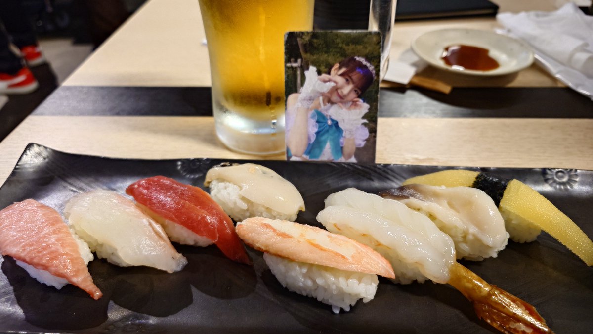 takocurry's tweet photo. 試合前に、寿司食べました😊
安美ちゃん、待機。

#つばきファクトリー
#つばきエスコン https://t.co/BzJgtOxgix
