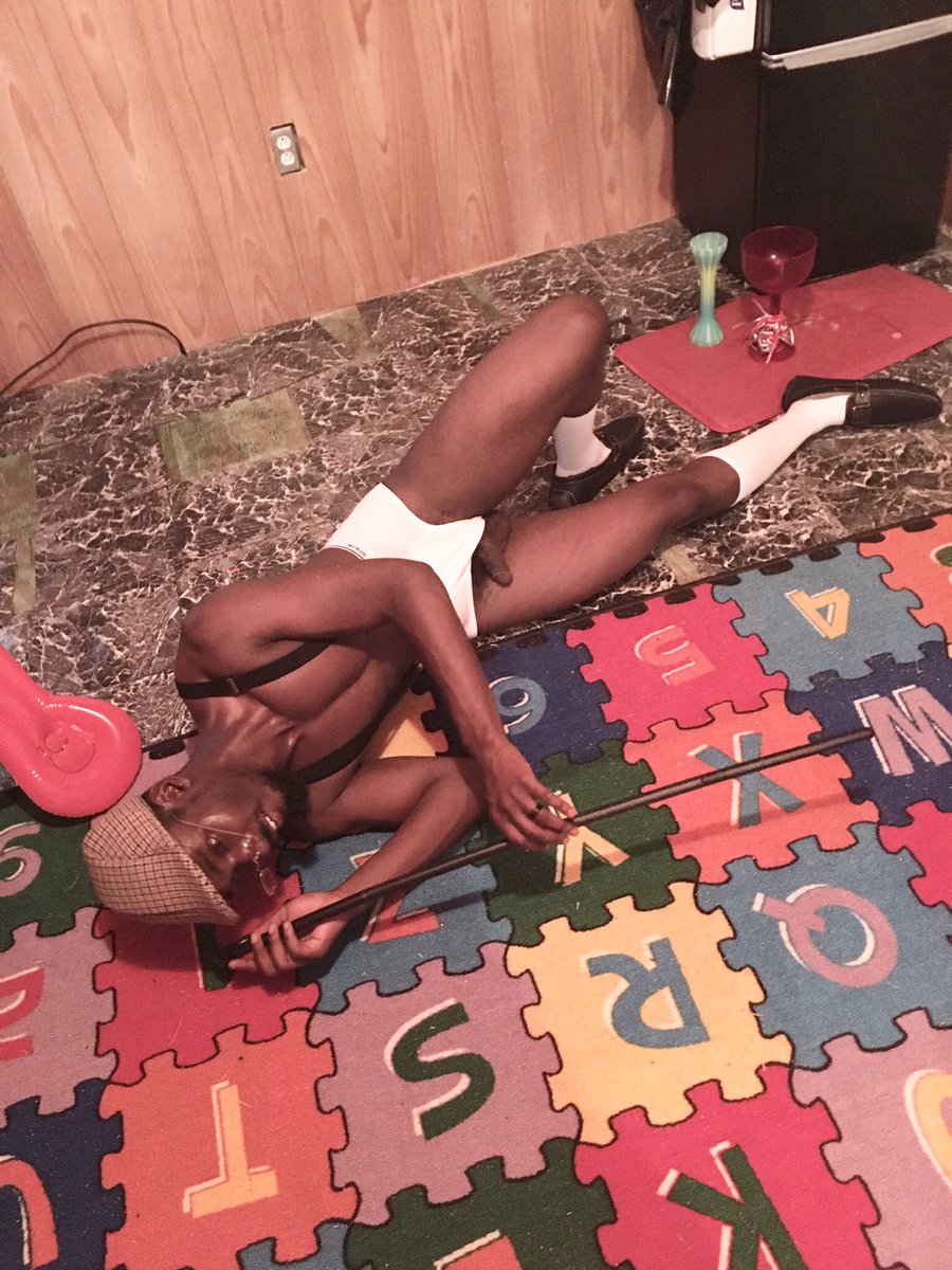 WeirdWildboy's tweet photo. They say Grandpa Wee Wee a pervy ol man… and these pictures ain’t helping his case 😭👴🏾😂

Mfer was all in the window being nosey… then hit THAT face like he just realized somebody caught him looking at something he had NO BUSINESS looking at 💀👀

WHAT TF DID GRANDPA SEE?! 😭 https://t.co/xGSWUJhjpM