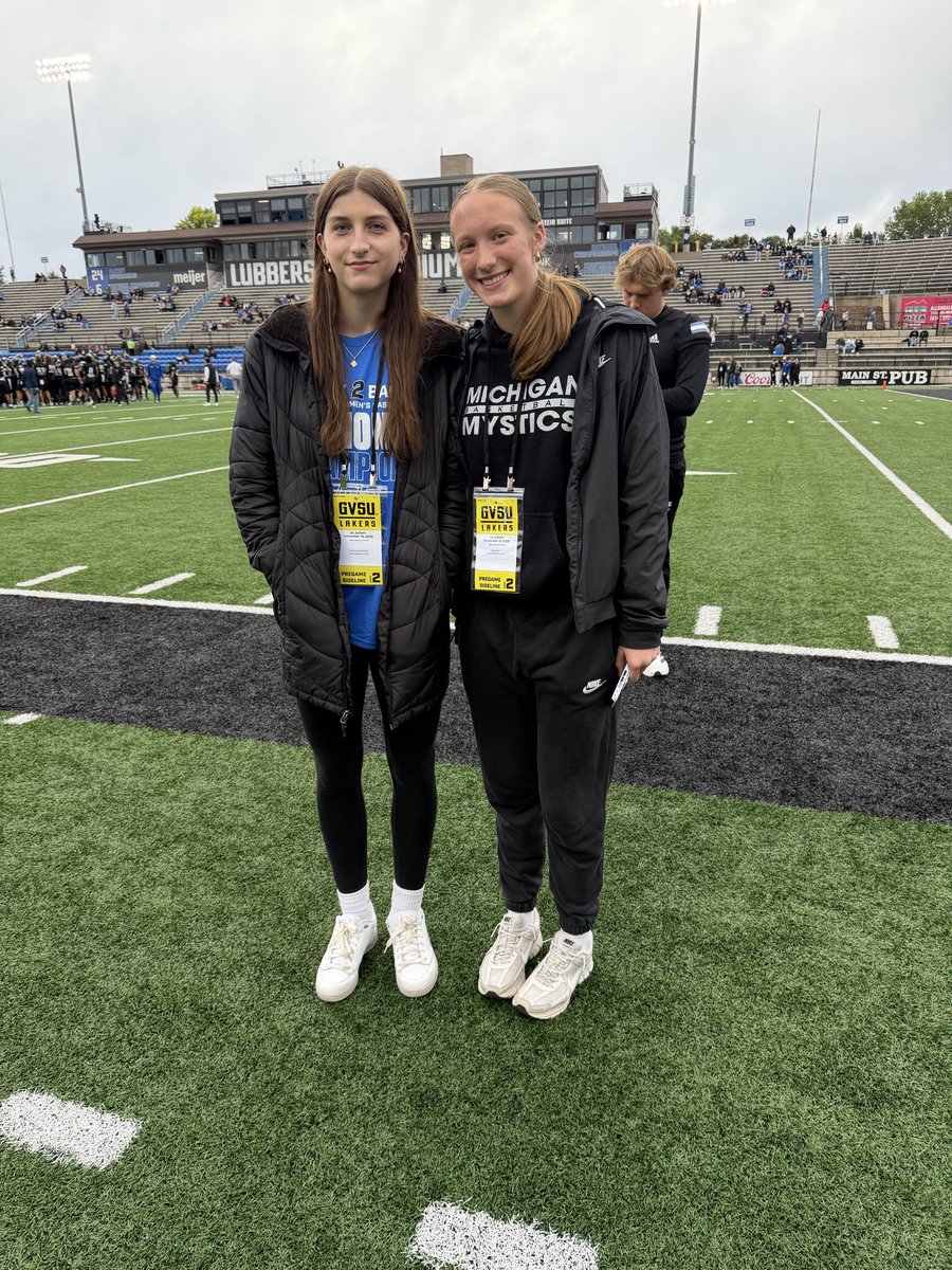 OJRytlewski7's tweet photo. Had  so much fun tonight at the GVSU football tailgate and game.  Got to hang out with the back to back champs! @gvsuwbb @Mike_WilliamsGV @ScottCarlson_ 
Also got to see @Joslyn_ode! https://t.co/80OJxrYTr9