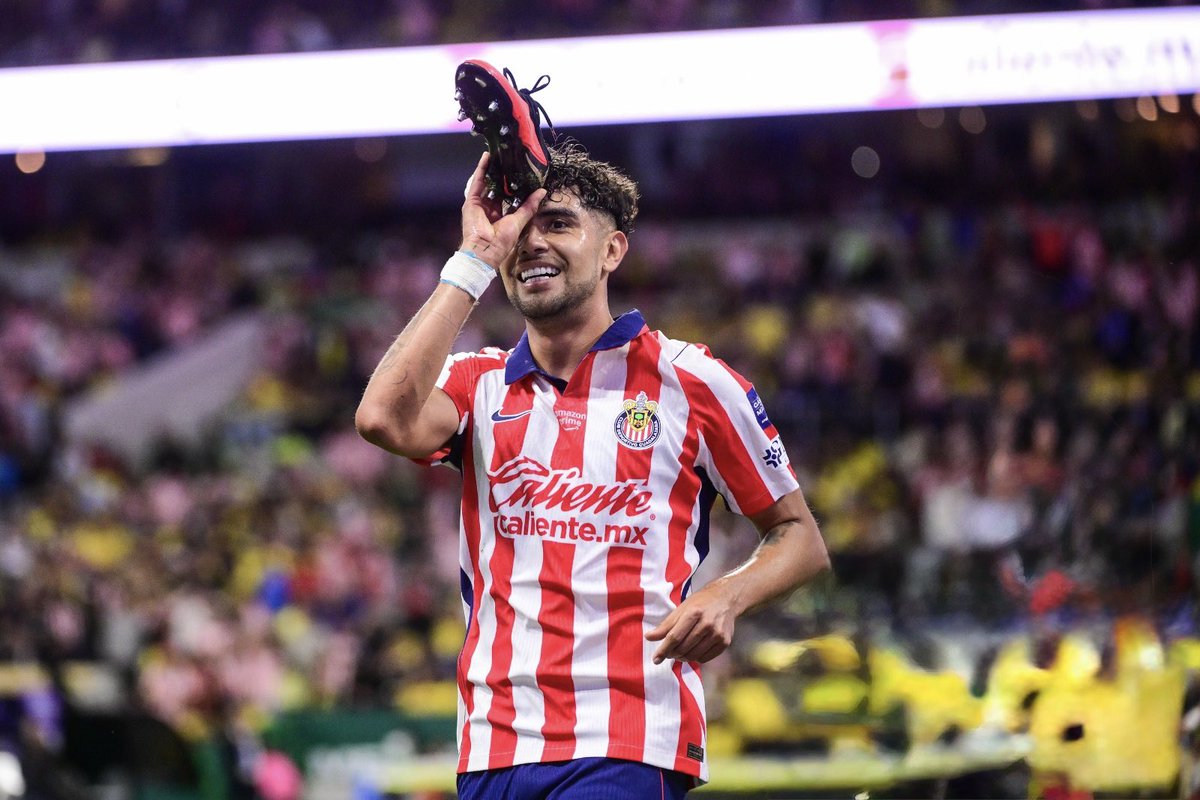 Rebanogirlspod's tweet photo. ‘4K’ Marín a lo Bofo ❤️👟 @Chivas https://t.co/wam4WXiVMg