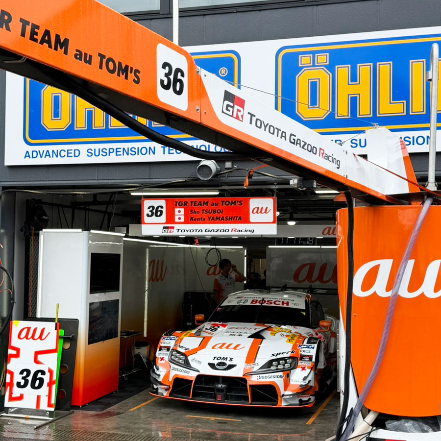 Entowas's tweet photo. #SUPERGT 決勝スタートっちゅ🏁
不安定な天候が続くSUGO🌧️
36号車を全力で応援するっちゅ！！

がんばれ36号車っちゅ🧡🤍 https://t.co/wqNrQ3Wv9k