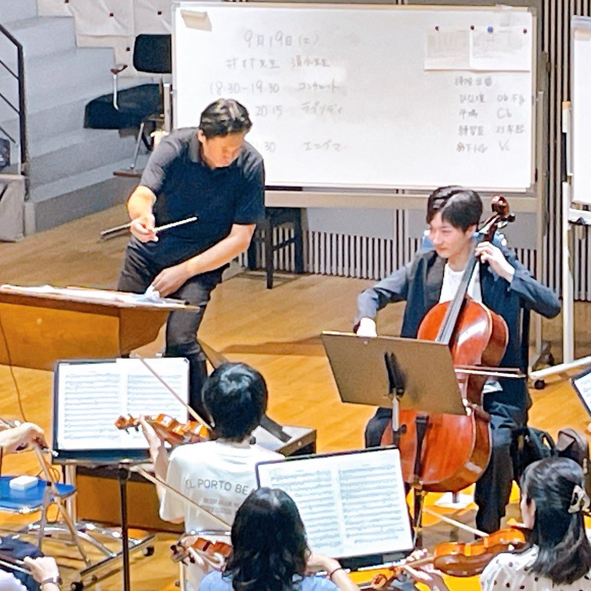 gikyo2's tweet photo. 9/19、岐響の練習に井村誠貴先生とソリスト清水陽介さんが来団！
ジュニアオケ出身の清水さん。「以前から見守ってくださっている団員の皆様や井村先生と共演でき『ホームに帰ってきた』ように嬉しいです」と温かい意気込みを頂きました！

#岐響 #清水陽介 #井村誠貴 #チェロ #第105回定期演奏会 https://t.co/jwePNrAh3S