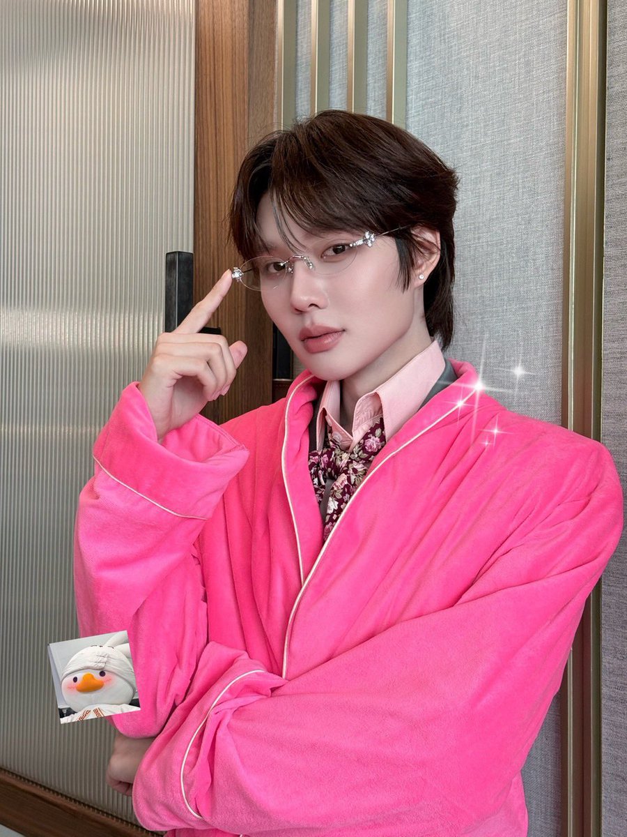 starforhr's tweet photo. แอบเห็นชุดวิเวียนนิดนึง ชอบการจับคู่สี baby pink กับสีเทามากเลย บวกกับแว่นสีเงินอีกเป็น color combination ที่ทำการบ้านมาโอเคเลยล่ะ🩷🩶

(เนคไทด์คุณลีก็เป็นสีทองขั้วตรงข้ามของสีเงิน เข้ากับ personal color ทั้งคู่ด้วย เก๋)

MAGIC LOVER Q2
#เมจิกเลิฟเวอร์Q2
#KengNamping #เก่งน้ำปิง https://t.co/6boyME0Slu