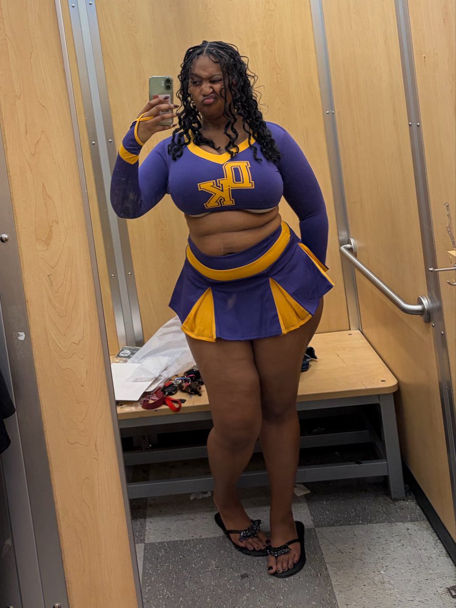 klaverze_'s tweet photo. halloween costume didn’t fit… who should i be now?? https://t.co/V1F0FJ4Sjd