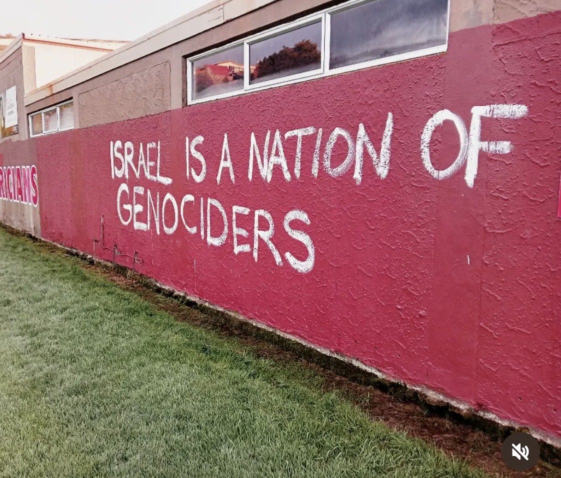 Alerts_CAM's tweet photo. 🇳🇿 Aotearoa New Zealand, September 20. “Israel is a nation of genociders” was painted across a public wall.

This does not criticize a government or policy. It collectively brands an entire nation, including millions of Jews, as genocidal. Collective demonization of the Jewish state is antisemitism.