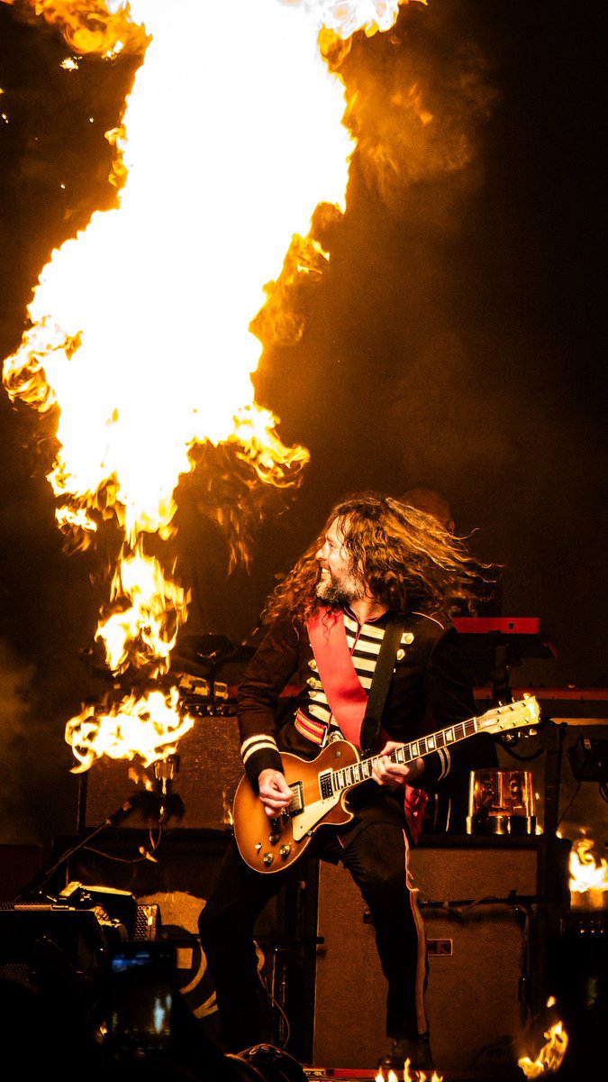 toro_saurus's tweet photo. thread of my favorite ray toro photos 🤤 https://t.co/PwIK4WbXpI