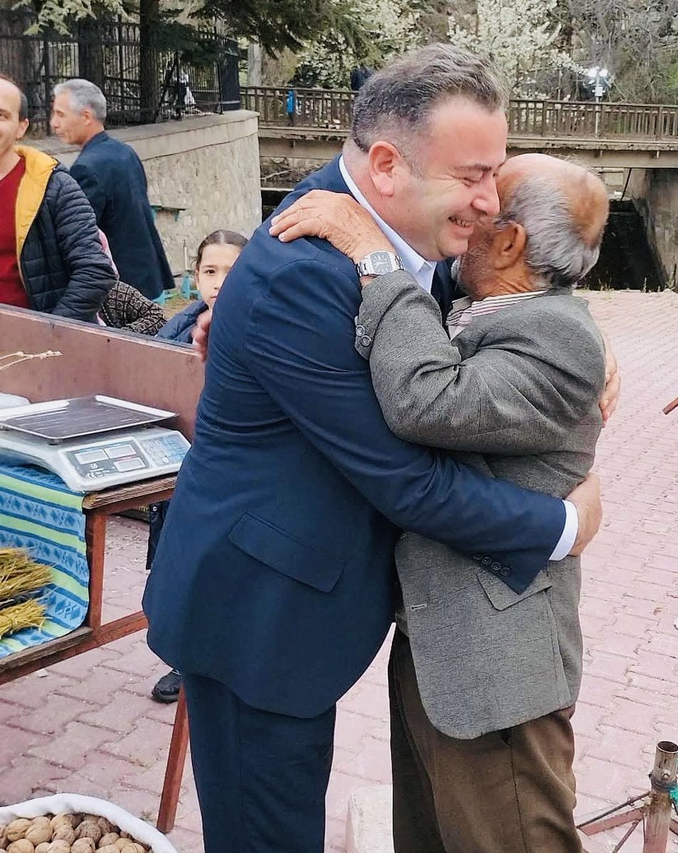 omerozdogan_06's tweet photo. HALKIMIZLA YENİDEN KUCAKLAŞACAĞIZ

Yeniden ülkemizin en ücra köşesine kadar gidecek,
insanımızın elini tutacak, gözünün içine bakacak,
derdini kendi derdimiz bilecek,
sevincine ortak olacağız.

Sadece konuşan değil,
halkıyla yaşayan, halkıyla nefes alan,
halkıyla dertleşen bir siyaset kuracağız.

Kapıları değil, gönülleri çalacağız.
Mesafeleri değil, gönülleri aşacağız.

DSP’yi yeniden halkımızla kucaklaştıracağız.