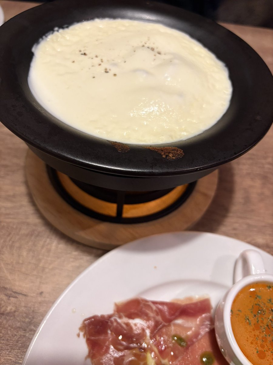 lune_78's tweet photo. 草間彌生展を見に行ってお揃いのキーホルダー買ってからの
鎌田にあるVANSAN行った
草間彌生の世界好きすぎた！！
VANSANフリードリンクの種類たくさんあるしゆっくり過ごせてなかなかよかった。

#福島市 https://t.co/ISK896KUkr