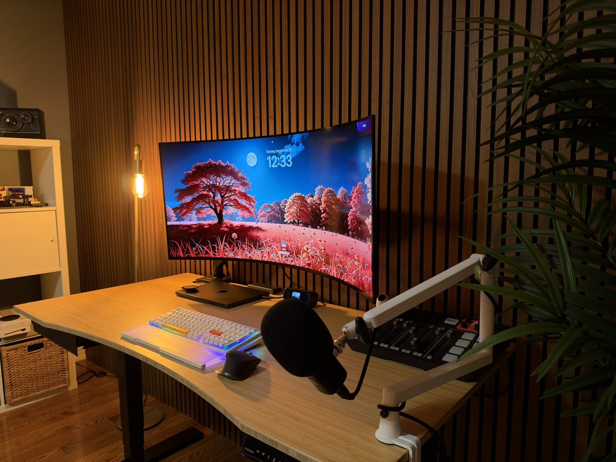 RjeyTech's tweet photo. New monitor.

LG 45 inch GX9.

5k2k oled. https://t.co/YeYw0uvJQs