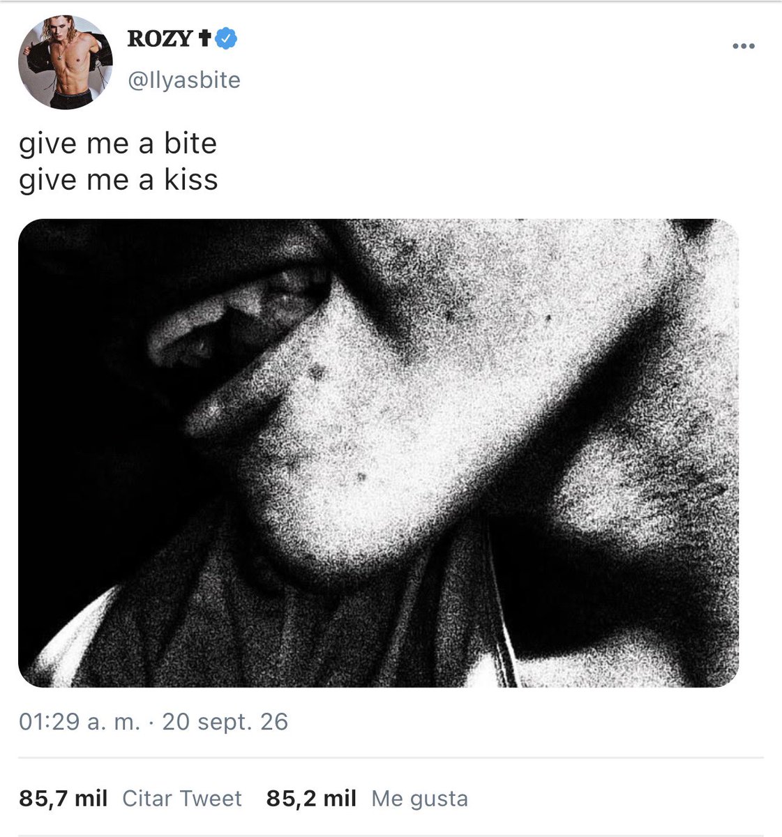 ilyasbite's tweet photo. | 17. give me a kiss. 🦇 https://t.co/Qafore9scZ