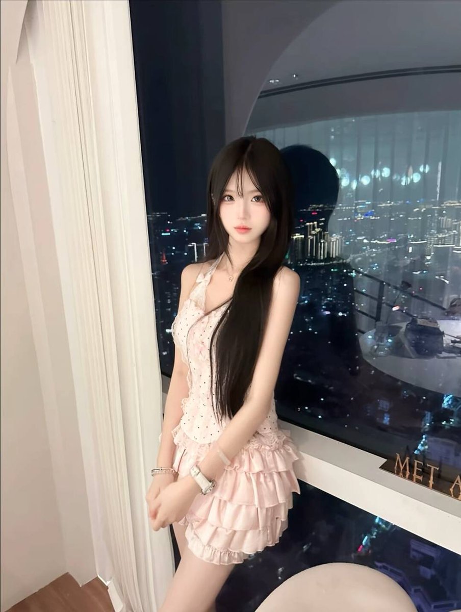 EHR_Info's tweet photo. 👉助理@sekimofu1
老师008
看上了请截图妹子和排号便客服快速安排
#南充
我喜欢临近夜幕时，暗蓝的天空和暖黄的路灯，还有朦胧的树影，以及行色匆匆，只为赶回家吃上一口热乎饭的人。
南充市阆中市东方广场 https://t.co/ugqGRmRmLj