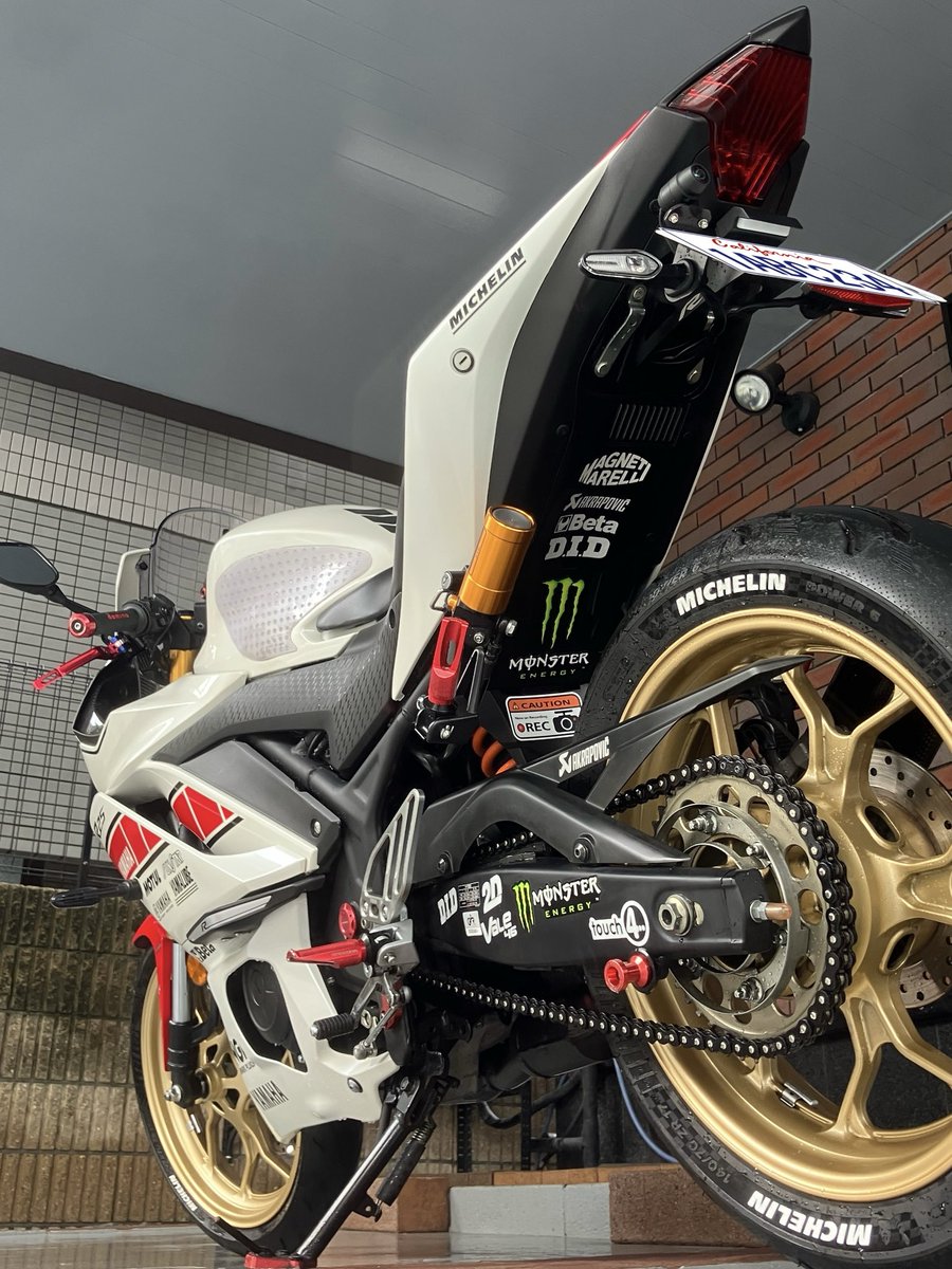 RiderTsumu's tweet photo. ヒマなので洗車＆コーティングした。ガラス系コートの被膜が厚くなってキラキラ✨増し増し👍
最近覚えた地面スレスレ超ローアングルが面白い。 https://t.co/sCOpvnGSmk